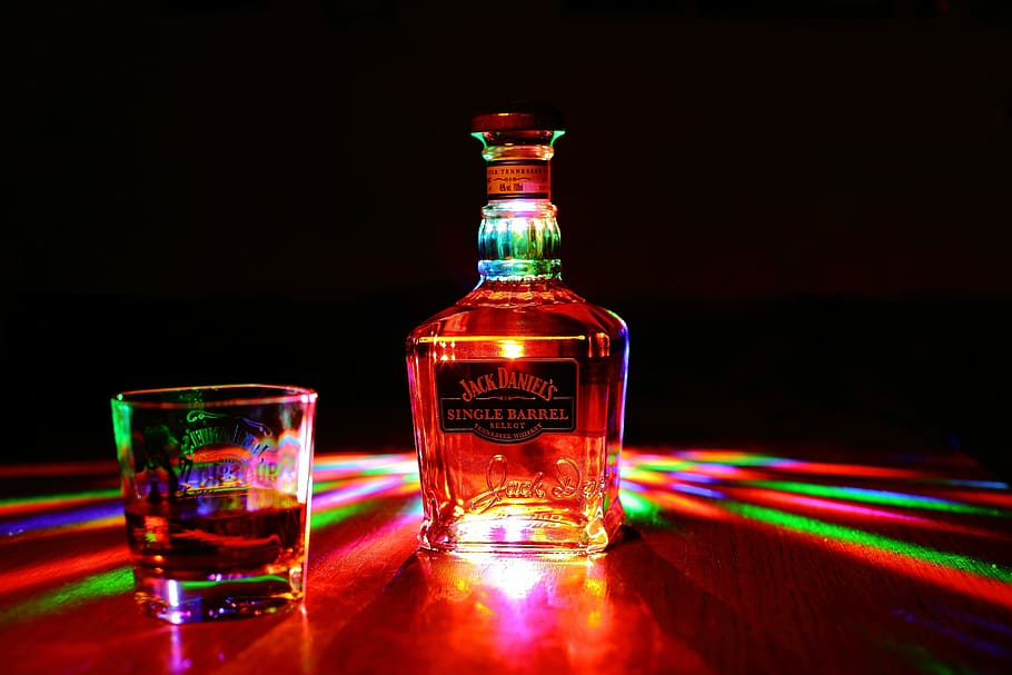 jack, daniels, jack daniels, brandy, donkraft, daniels, whisky, drikke, alkohol, whisky glas, alkohol salg, flaske, ånd, multi farvet, belyst, afspejling, studio skud, nat, ingen mennesker, glas, glas - materiale, forfriskning, drikkeglas, mad og drikke, indendørs, husholdningsudstyr, stilleben, bord, sort baggrund, gennemsigtig, tæt på, 5K