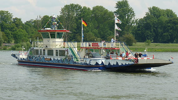 trajekt, loď, bota, rhine, přechod, voda, řeka, düsseldorf, meerbusch, námořní plavidlo, přeprava, strom, nábřeží, způsob dopravy, vlajka, rostlina, patriotismus, Příroda, skupina lidí, den, skutečných lidí, cestovat, náhodné osoby, nebe, velká skupina lidí, venku, osobní plavidlo, 4K, CC0, veřejná doména, bez autorských práv
