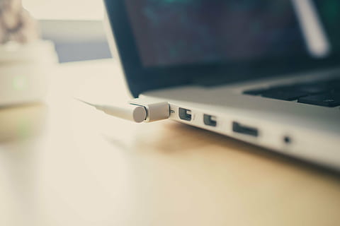 dostęp, Akcesoria, plama, kabel, komputer, połączenie, złącze, biurko, urządzenie, elektronika, sprzęt, mieszkanie, wewnątrz, Internet, laptop, mobilny, nowoczesny, wtyczka, przenośny, moc, ekran, kształt, srebro, stół, technologia, chudy, sieć, biały, bezprzewodowy, Miejsce pracy, obszar roboczy, porozumiewanie się, technologia bezprzewodowa, śieć komputerowa, wyposażenie komputera, kabel komputerowy, wtyczka połączenia sieciowego, kabel USB, zbliżenie, selektywne skupienie, żadnych ludzi, ruchliwość, skupić się na pierwszym planie, router, 5K, CC0, domena publiczna, darmowe zdjęcia