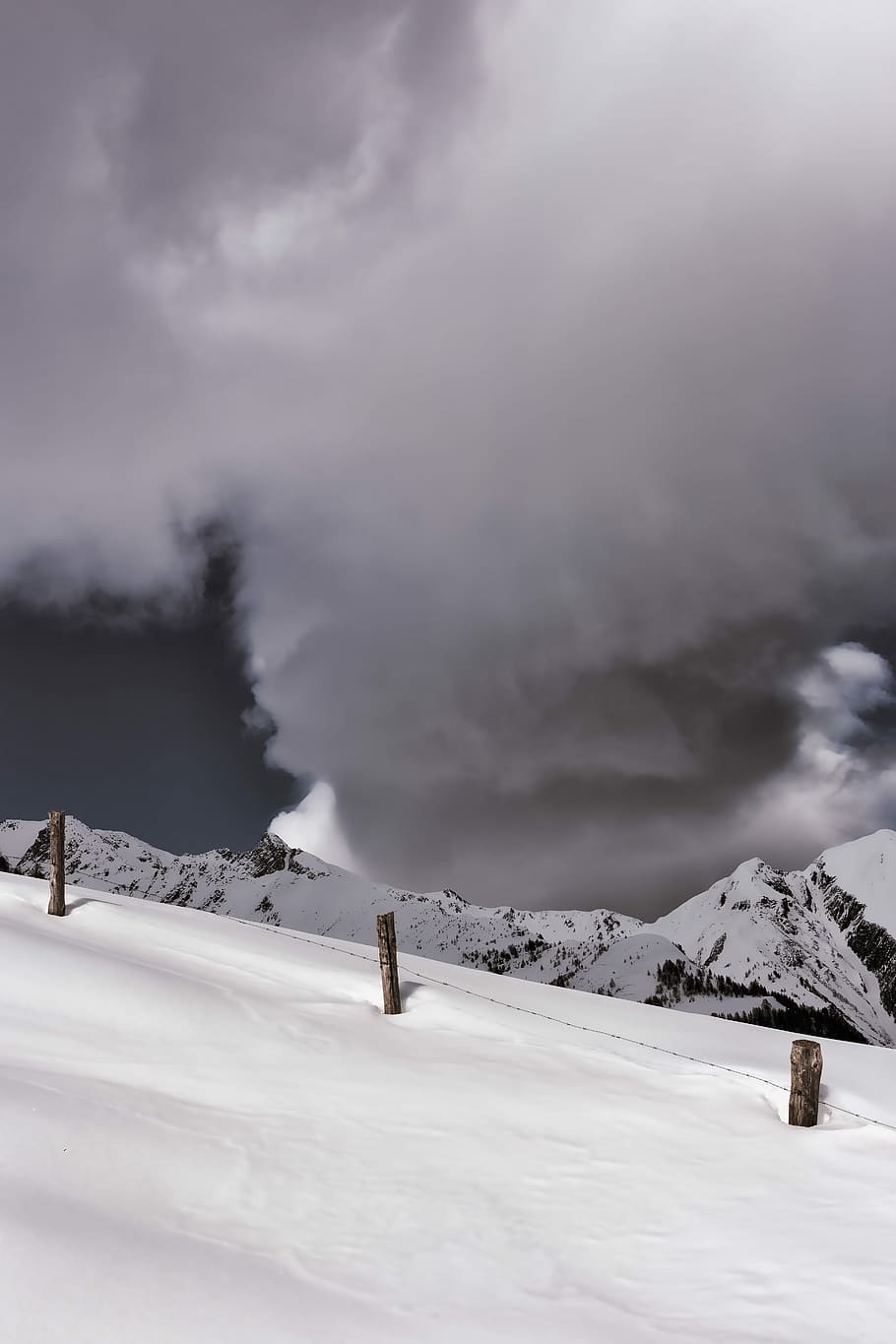 Brun, træ-, stolpe, barbed, tråd hegn, sneoverflade, med udsigt, bjerge, grå, overskyet, himmel, sne, top, bjerg, kam, Sky, vinter, kold, hegn, natur, kold temperatur, sky - himmel, skønhed i naturen, scenics - natur, rolig scene, miljø, ro, dækker, hvid farve, landskab, ikke-urbane scene, dag, ingen mennesker, jord, snedækket bjerg, udendørs, ekstremt vejr, skisportssted, 5K