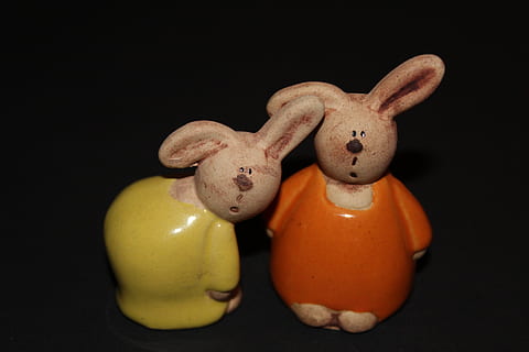 Påske hare, kanin, påske, figur, dyr, dekoration, farverig, keramiske figurer, gul, orange, sjov, studio skud, sort baggrund, repræsentation, mad, dyr repræsentation, indendørs, mad og drikke, stilleben, tæt på, ingen mennesker, kreativitet, fest, Kunst og håndværk, gruppe af objekter, sjovt, ferie, grøntsag, sund kost, friskhed, 5K, CC0, offentligt domæne, royaltyfrie