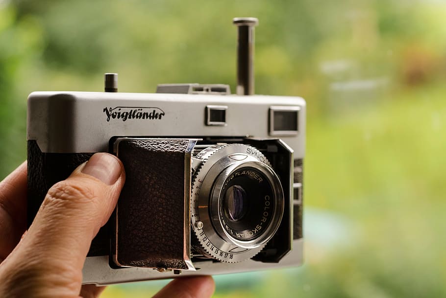 vintage, analògic, càmera, obturador, lent, obertura, retro, vell, tecnologia, estil, antiguitat, clàssic, equipament, foto, metall, fotografia, pel·lícula, fotos vintage, botó d'alliberament, temes de fotografia, càmera - equip fotogràfic, part del cos humà, centrar-se en primer pla, mà humana, mà, fotografiar, equip fotogràfic, activitat, gent, primer pla, dia, celebració, estil retro, a l'aire lliure, lent - instrument òptic, càmera digital, fotògraf, dit, 4K