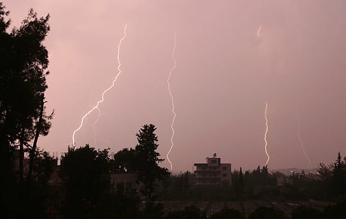 lyn, nat, torden, lys, regn, himmel, magt i naturen, storm, strøm, tordenvejr, skønhed i naturen, sky - himmel, forked lightning, advarselsskilt, natur, ingen mennesker, skilt, træ, miljø, dramatisk himmel, plante, meddelelse, arkitektur, udendørs, elektricitet, ildevarslende, lilla, 4K, CC0, offentligt domæne, royaltyfrie