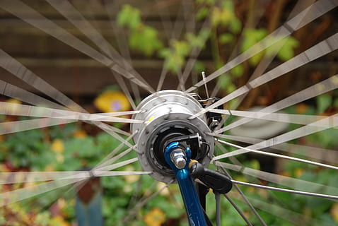 Roda de bicicleta, movimento, velocidade, corra, bicicleta, roda, Rapidez, corre, rodar, ninguém, dia, ao ar livre, fechar-se, focar em primeiro plano, falou, metal, veículo terrestre, natureza, transporte, plantar, modo de transporte, padronizar, conexão, cerca, cor verde, foco seletivo, segurança, prateado colorido, 4K, CC0, domínio público, royalty free