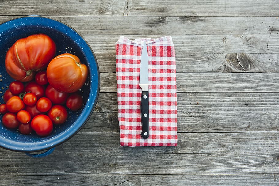 coltello d'argento, nero, maniglia, aereo, vista, coltello, accanto, pomodori, pomodoro, verdura, asciugapiatti, flatlay, giardinaggio, cibo, cibo e bevande, legno - materiale, freschezza, mangiare sano, frutta, direttamente sopra, benessere, tavolo, rosso, in casa, vista dall'alto, nessuno, tovagliolo, natura morta, ciotola, attrezzature domestiche, contenitore, 5K