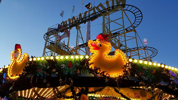luna park, montagne russe, giostra, anatra, luce, crepuscolo, festivo, Berlino, Parco divertimenti, ruota panoramica, carnevale itinerante, divertimento, giro del parco dei divertimenti, cielo, natura, cultura artistica e intrattenimento, blu, celebrazione, cielo sereno, persone, giorno, carnevale, all'aperto, luce del sole, evento, rappresentazione, uomini, Festival, carnevale - evento di celebrazione, 5K, CC0, dominio pubblico, privo di copyright