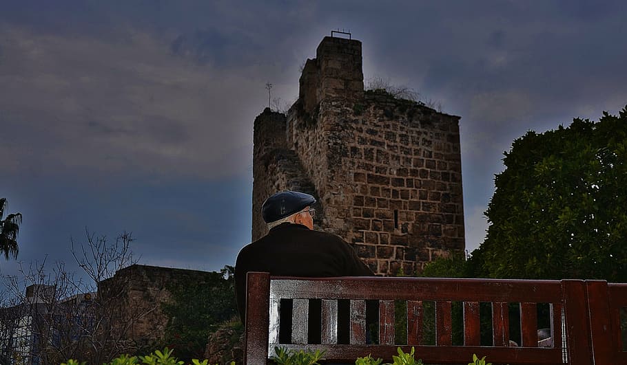 muž, starý, starší, osoba, mužský, dospělý, důchodce, šedá, zřícenina, pevnost, hrad, budova, kameny, architektura, stavba, jedna osoba, zpětný pohled, exteriér budovy, nebe, Dějiny, minulost, muži, skutečných lidí, noc, životního stylu, Příroda, volnočasové aktivity, venku, mrak - nebe, zničil, při pohledu na pohled, 4K