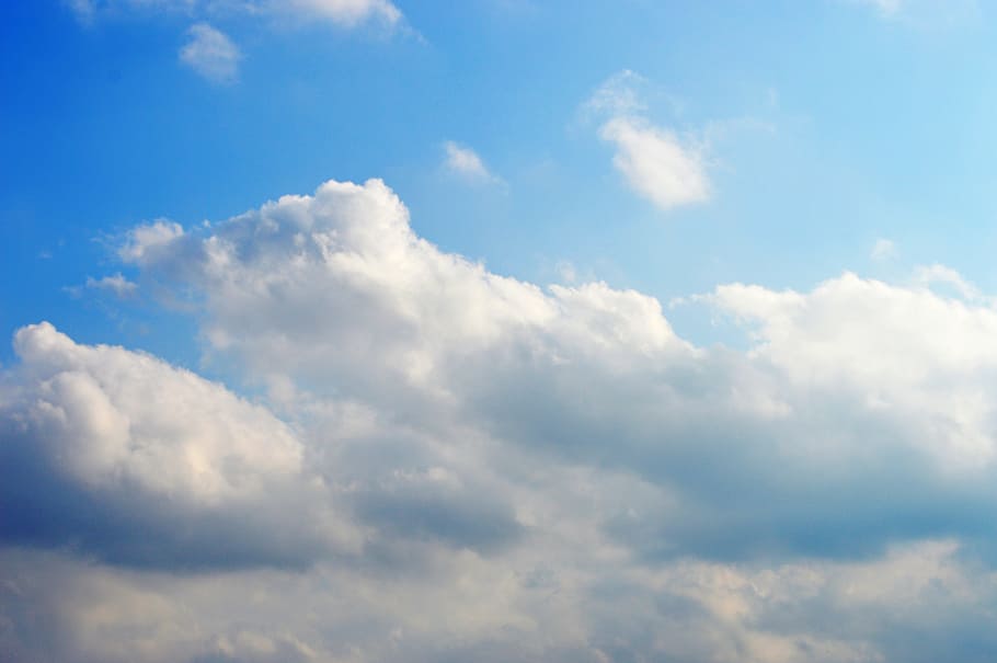niebo z chmurami, białe chmury, chmury, niebo, chmura - niebo, niebieski, cloudscape, atmosfera, piękno natury, tła, wiatr, scenics - natura, środowisko, Natura, pochmurny, biały kolor, światło słoneczne, puszysty, żadnych ludzi, idylliczny, dramatyczne niebo, meteorologia, na dworze, klimat, czysty, jasny, słońce, abstrakcyjny, miękkość, efekt teksturowany, 5K