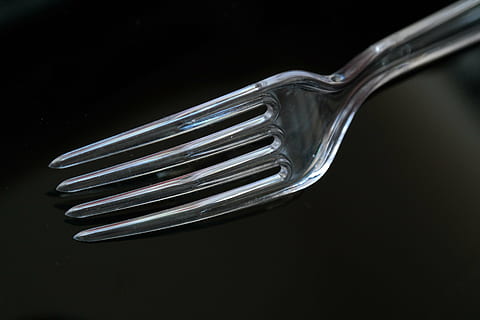 furculiță din plastic, furculiţă, tacâmuri din plastic, plastic, tacâmuri, transparent, furci, ustensile de bucatarie, alimente, mănâncă ustensile, mancare si bautura, a închide, nici o persoana, Fundal negru, sticlă - material, în interior, echipamente de uz casnic, studio shot, metal, elimina, linguriţă, reflecţie, prospeţime, un singur obiect, argintiu colorat, oţel, aliaj, faianță, 5K, CC0, domeniu public, fără drepturi de autor
