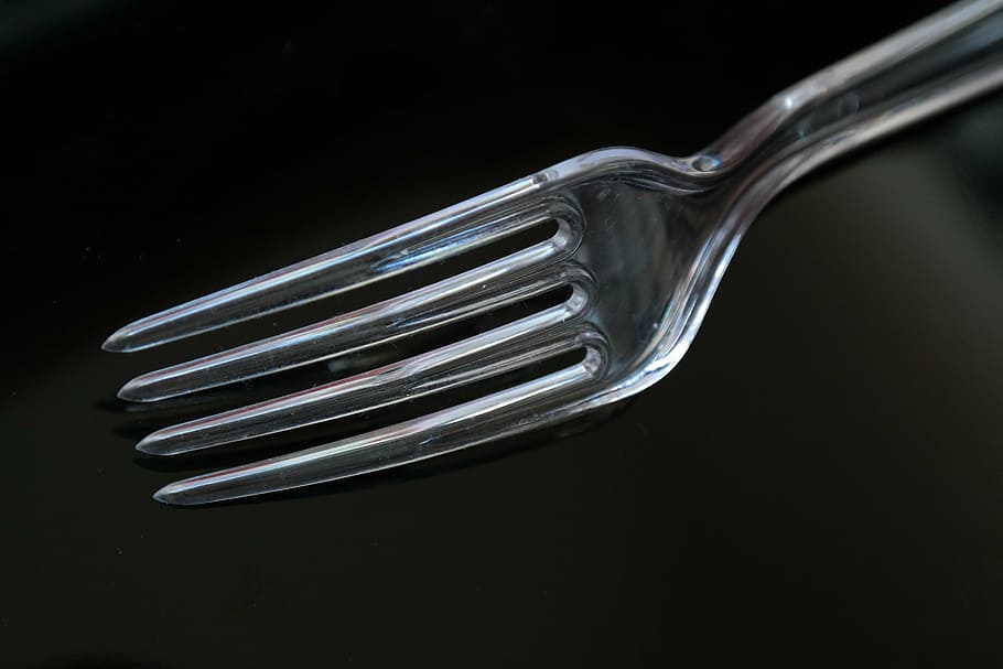 forcella di plastica, forchetta, posate di plastica, plastica, posate, trasparente, forchette, utensile da cucina, cibo, cibo e bevande, avvicinamento, nessuno, sfondo nero, vetro - materiale, in casa, attrezzature domestiche, girato in studio, metallo, ritagliare, cucchiaio, riflessione, freschezza, singolo oggetto, color argento, acciaio, lega, vasellame, 5K