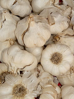 All, agut, aromàtic, tubercle, substancial, olor, planta medicinal, verdures, blanc, menjar, espècia, herba, vegetals, orgànic, frescor, alimentació saludable, menjar i beguda, aliments crus, ingredient, bulb d’all, benestar, natura morta, gran grup d'objectes, marc complet, cap gent, Color blanc, fons, vista d’angle alt, a l'interior, primer pla, gra d'all, 2K, CC0, domini públic, lliure de regalies