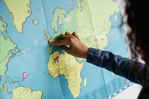 punto de las niñas, mapa, persona, pega, pegatina, mapa del mundo, punto, mundo, geografía, aprender, viaje, niño, una persona, Arte y artesanía, adentro, creatividad, participación, mano humana, gente real, parte del cuerpo humano, mano, actividad de ocio, dibujo - actividad, pared - característica de la construcción, de cerca, planificación, dirección, dibujo - producto de arte, mujer, 4K, CC0, dominio público, libre de derechos