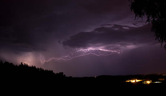 fotografia de llamps, tempesta, núvol, cel, trons, núvol de tempesta, núvols de tempesta, flaix, temps, núvols foscos, núvols, paisatge, estiu, arbres, emotiu, nit, naturalesa, llamps, fosc, poder a la natura, núvol - cel, poder, bellesa a la natura, senyal d'advertència, signe, il·luminat, cap gent, cel dramàtic, comunicació, medi ambient, llamps bifurcats, silueta, a l'aire lliure, meteorologia, ominós, porpra, 2K, CC0, domini públic, lliure de regalies