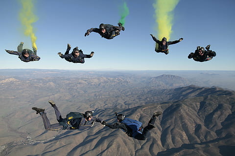 sju, person, utfører, luft, fallskjerm, fallskjermhopping, team, faller, sport, høy, dannelse, teamarbeid, spenningen, hoppe, gruppe, mennesker, flying, luftfartøy, helikopter, himmel, i lufta, fjell, natur, eventyr, gruppe med folk, ekte folk, fritidsaktivitet, hopping, miljø, landskap, bevegelse, naturskjønnhet - natur, dag, menneskelig arm, ekstremsport, armer hevet, utendørs, 5K, CC0, offentlig domene, opphavsrett gratis