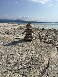 Stein, Turm, Turm, Strand, Stein, Turm, Strand, Meer, Himmel, wolke - himmel, Natur, draußen, Wasser, Land, ruhige Szene, Szenen - Natur, Ruhe, Schönheit in der Natur, Rock, Horizont, Tag, keine Leute, Horizont über Wasser, solide, Balance, Rock - Objekt, Stapel, Kieselstein, 2K, CC0, gemeinfrei, lizenzfrei