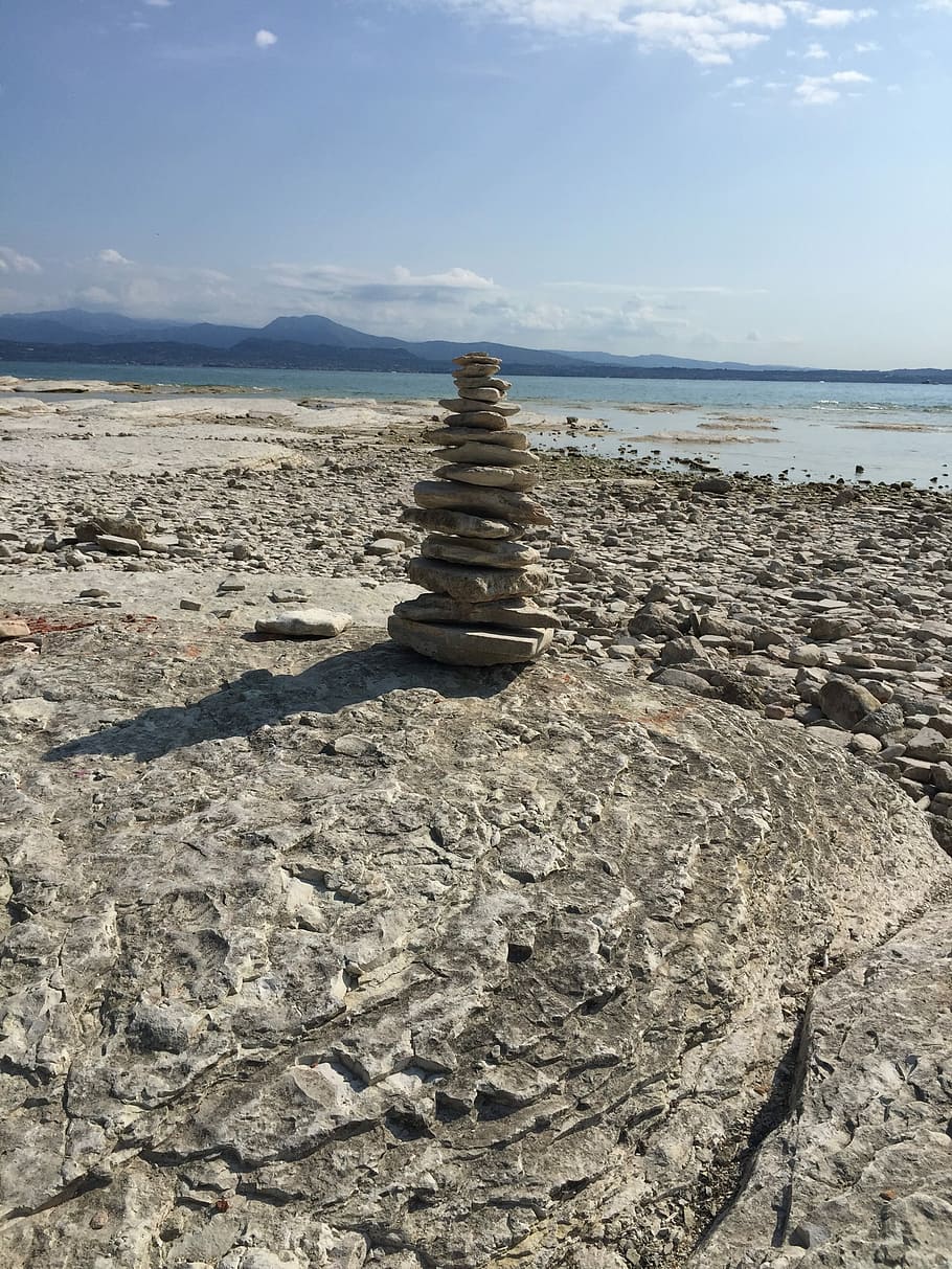 Stein, Turm, Turm, Strand, Stein, Turm, Strand, Meer, Himmel, wolke - himmel, Natur, draußen, Wasser, Land, ruhige Szene, Szenen - Natur, Ruhe, Schönheit in der Natur, Rock, Horizont, Tag, keine Leute, Horizont über Wasser, solide, Balance, Rock - Objekt, Stapel, Kieselstein, 2K