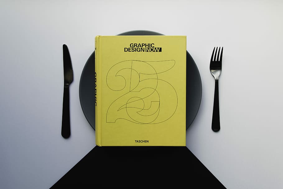 gràfic, disseny, llibre, negre, placa, groc, ceràmica, taula, plat, forquilla, ganivet, mínim, minimalisme, blanc, pis pla, disseny gràfic, taschen, tapa de taula, configuració de la taula, vista superior, minimalista, menjar, utensili per menjar, ganivet de taula, estri de cuina, a l'interior, equipament per a la llar, natura morta, text, cap gent, primer pla, grup d'objectes, tir de l'estudi, vista d’angle alt, comunicació, paper, directament a sobre, configuració de lloc, configuració, petit grup d'objectes, 5K