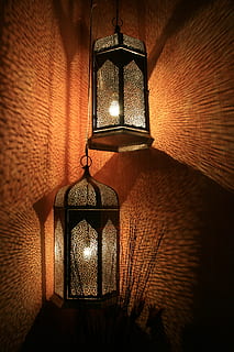 to, slått, stearinlys lanterner, lanterner, lamper, dekorative, diffust lys, reflekterende lys, interiør, vegg, lys, mykt lys, hengende lamper, varm glød, elektrisk lampe, lykt, belysningsutstyr, dekorasjon, belyst, utsmykkede, veggbyggingsfunksjon, innendørs, ingen folk, henger, elektrisk lys, elektrisitet, anheng lys, glødende, murvegg, lav vinkel visning, bygget struktur, hjem interiør, arkitektur, tak, murstein, lysarmatur, 4K, CC0, offentlig domene, opphavsrett gratis