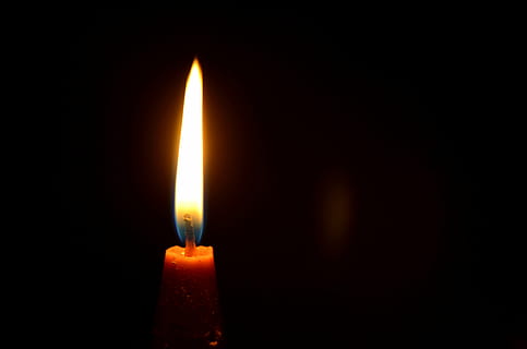 lilin, nyala api, api, pembakaran, suhu panas, api - fenomena alam, diterangi, gelap, latar belakang hitam, merapatkan, dalam ruangan, tidak ada orang, bersinar, tembakan studio, alam, menyalin ruang, peralatan penerangan, warna oranye, kamar gelap, kamar domestik, kilau, pencairan, terang benderang, 4K, CC0, domain publik, bebas royalti