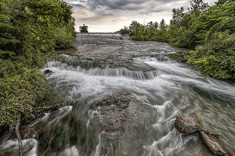 fusta, aigua, arbres, rierol, cascada, medi ambient, flux, a l'aire lliure, ràpids, riu, rocós, escènic, corrent, cascades, escenics - natura, bellesa a la natura, planta, moviment, arbre, aigua que flueix, exposició llarga, moviment borrós, bosc, naturalesa, cap gent, terra, que flueix, escena no urbana, rock, sòlid, rierol: aigua que flueix, poder a la natura, 4K, CC0, domini públic, lliure de regalies