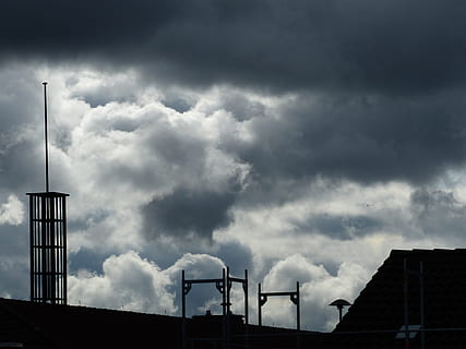 skyer, frem, vejr, uklarhed, klima, himmel, vejrfænomen, meteorologi, dækket, overskyet, tagene, hjem, by, sky - himmel, storm sky, udendørs, ingen mennesker, arkitektur, storm, bygget struktur, natur, bygning udvendig, skumring, lav vinkel visning, mørk, ildevarslende, cloudscape, dramatisk himmel, dag, industri, 4K, CC0, offentligt domæne, royaltyfrie