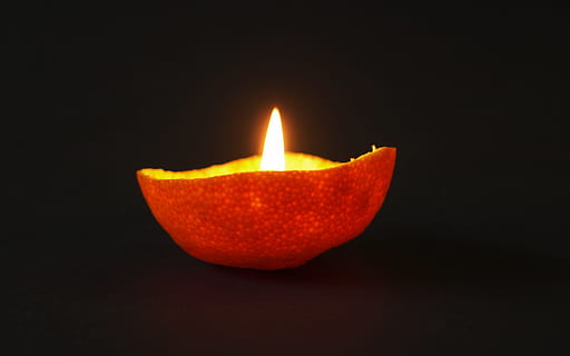 mandarinka, shell, svíčka, světelné paprsky, světlo, ovoce, oranžový, jídlo, jíst, výživa, frisch, sladký, klementine, Chutný, oloupat, citrusové ovoce, obrázek na pozadí, vegetariánský, černé pozadí, studio shot, oranžová barva, jídlo a pití, Zdravé stravování, jeden objekt, uvnitř, hořící, nikdo, oheň, plamen, řeřavý, blahobyt, detail, svítí, vystříhnout, Příroda, temný, zářivost, 2K, CC0, veřejná doména, bez autorských práv