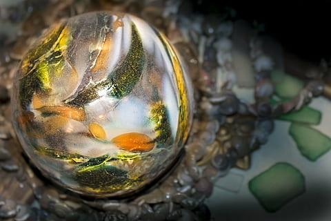 Glas, geblasen, Grün, Muster, glänzend, bunt, Kristall, golden, Dekoration, Glasbläserei, Nahansicht, Reflexion, keine Leute, Kugel, Glas - Material, drinnen, Essen und Trinken, Stillleben, Lebensmittel, Natur, Fokus auf den Vordergrund, transparent, Kristallkugel, High Angle View, direkt darüber, Wasser, gestalten, Design, Frische, 5K, CC0, gemeinfrei, lizenzfrei