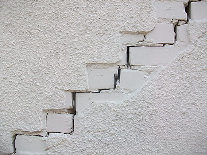 crack, baggrund, struktur, væg, hvid farve, ingen mennesker, indendørs, arkitektur, tæt på, dag, murbygningsfunktion, bygget struktur, gammel, tekstureret, bygning udvendig, beskadiget, udendørs, forbindelse, metal, mønster, lav vinkel visning, ru, hvid, baggrunde, 2K, CC0, offentligt domæne, royaltyfrie