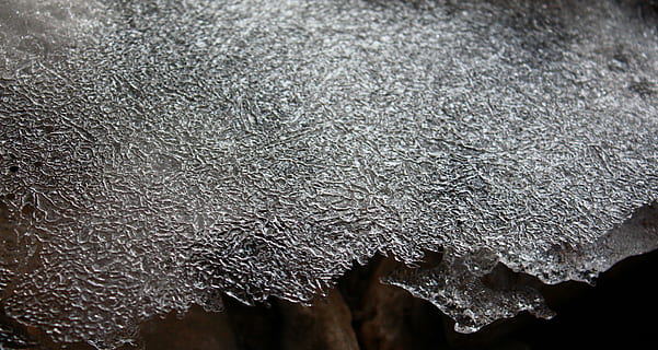 is, skridskobana, kall, mönster, bakgrund, utomhus-, natur, frysta, skön, fruset vatten, kall temperatur, vinter-, snö, inget folk, närbild, skönhet i naturen, dag, frost, vatten, fokusera på förgrunden, utomhus, texturerad, kristall-, is kristall, smältande, 5K, CC0, offentligt domän, royaltyfria
