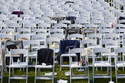 chaise, chaises, vide, version, spectateur, blanc, se détendre, des places, Vêtements, siège, dans une rangée, séance, Hommes, grand groupe d'objets, personnes, foule, cote à cote, groupe de personnes, vue arrière, couleur blanche, arrangement, Vrais gens, table, répétition, affaires, architecture, adulte, 1080P, CC0, domaine public, libre de droits