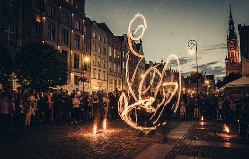 time-lapse fotografering, branddans, time lapse foto, person branddans, menneskemængde, mennesker, gylden, time, krone, lys, at vise, ild, flamme, gade, by-, ur, tårn, bygning, baldakin, marked, erhvervsdrivende, brosten, nat, bygning udvendig, by, arkitektur, bygget struktur, belyst, gruppe af mennesker, bevægelse, lang eksponering, stor gruppe mennesker, sløret bevægelse, kunstkultur og underholdning, rigtige mennesker, herrer, himmel, fest, meddelelse, 4K, CC0, offentligt domæne, royaltyfrie