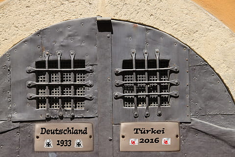 fængsel, Erdogan, hitler, sammenligninger, fængedøre, politik, Europa, eu, europæisk, europæiske Union, holdning, verden, penge, tortur, dom, ingen mennesker, videnskab, tæt på, dag, indendørs, tekst, metal, meddelelse, teknologi, elektricitet, brændstof og elproduktion, vestlige script, kontrollere, arkitektur, kontrolpanel, murbygningsfunktion, industri, nummer, udendørs, Strømforsyning, skilt, trykknap, 4K, CC0, offentligt domæne, royaltyfrie