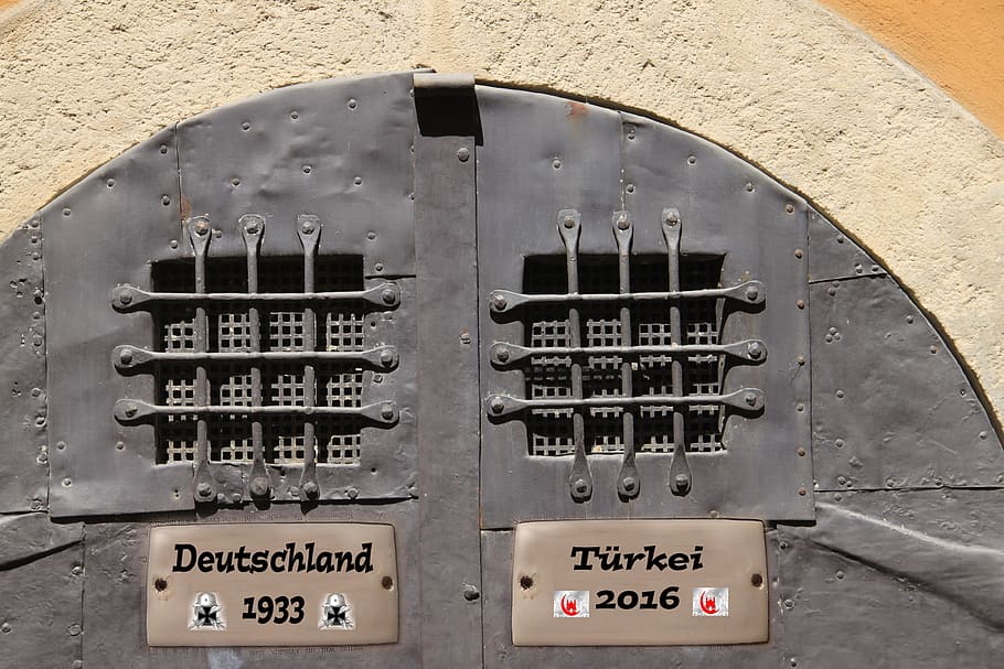 Gefängnis, erdogan, Hitler, Vergleiche, Gefängnistüren, Politik, Europa, EU, europäisch, Europäische Union, Haltung, Welt, Geld, Folter, dom, keine Leute, Wissenschaft, Nahansicht, Tag, drinnen, Text, Metall, Kommunikation, Technologie, Elektrizität, Kraftstoff- und Stromerzeugung, westliche Schrift, Steuerung, die Architektur, Schalttafel, Wandbau - Funktion, Industrie, Nummer, draußen, Netzteil, Zeichen, Druckknopf, 4K