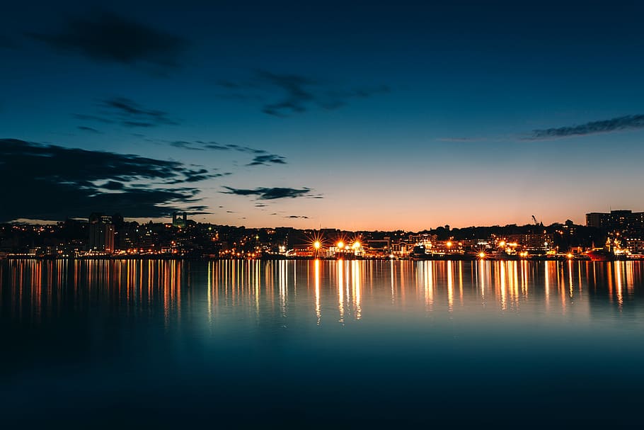 Gebäude, Karosserie, Wasser, Stadtbildfotografie, klar, Himmel, Ruhe, Beleuchtung, Nacht-, Horizont, Reflexion, Stadt, Küste, Wolke, dunkel, Meer, Ozean, See, Neufundland, die Architektur, beleuchtet, Gebäudehülle, Natur, wolke - himmel, Schönheit in der Natur, Sonnenuntergang, keine Leute, gebaute Struktur, Dämmerung, draußen, Stadtbild, Helligkeit, 5K