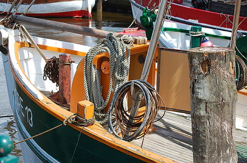 porta, nave, avvio, mezzi di trasporto, modo di trasporto, nave nautica, corda, ormeggiato, acqua, giorno, nessuno, legno - materiale, all'aperto, vista dall'alto, viaggio, natura, metallo, luce del sole, legato, ringhiera, ruota, veicolo terrestre, pneumatico, barca a vela, 1080P, CC0, dominio pubblico, privo di copyright