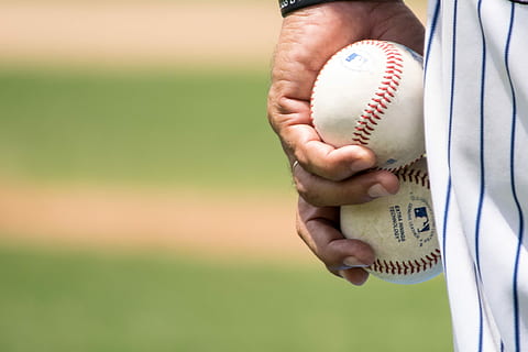 entrenamiento navegantes del magallanes, muž, hospodářství, dva, baseballs, stojící, baseballový stadion, baseball, mlb, míč, ruka, detailní, baseball - sport, sport, lidské ruky, baseball - míč, část lidského těla, lidé, sportovec, hřiště, dospělý, muži, soutěž, detail, zaměřit se na popředí, část těla, 1080P, CC0, veřejná doména, bez autorských práv