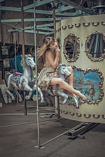 giostra da donna, donne, persone, femmine, caucasico, etnia, etnia caucasica, adulto, moda, una persona, solo una donna, Parco divertimenti, solo adulti, rappresentazione, cultura artistica e intrattenimento, giro del parco dei divertimenti, giostra, lunghezza intera, arte e artigianato, cavallo, mammifero, seduta, animali domestici, fauna selvatica, bestiame, persone reali, giovane adulto, domestico, cavalli di giostra, all'aperto, acconciatura, 5K, CC0, dominio pubblico, privo di copyright