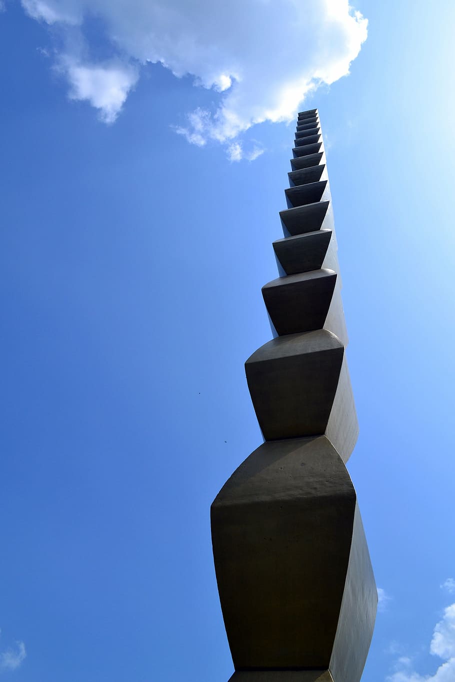 unendlich, Himmel, Vertikale, Unendlichkeitssäule, brancoveanu, Flachwinkelansicht, die Architektur, keine Leute, wolke - himmel, gebaute Struktur, Natur, Blau, Tag, Religion, Glauben, Spiritualität, Sonnenlicht, draußen, Gebäudehülle, Gebäude, Turm, Anbetungsstätte, Reiseziele, 4K