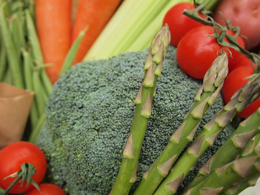 bròquil i espàrrecs, verdures, tomàquet, fruita, crua, verdures fresques, amanida, nutrició, bròquil, cogombre, enciam, tomàquets, granja, ingredient, verd, vermell, espàrrecs, api, pastanagues, saludable, fresc, orgànic, pebre, saborós, cuinar, menjar, vegetals, menjar i beguda, alimentació saludable, frescor, benestar, pastanaga, arrel vegetal, color verd, gran grup d'objectes, cap gent, aliments crus, primer pla, abundància, madur, 4K