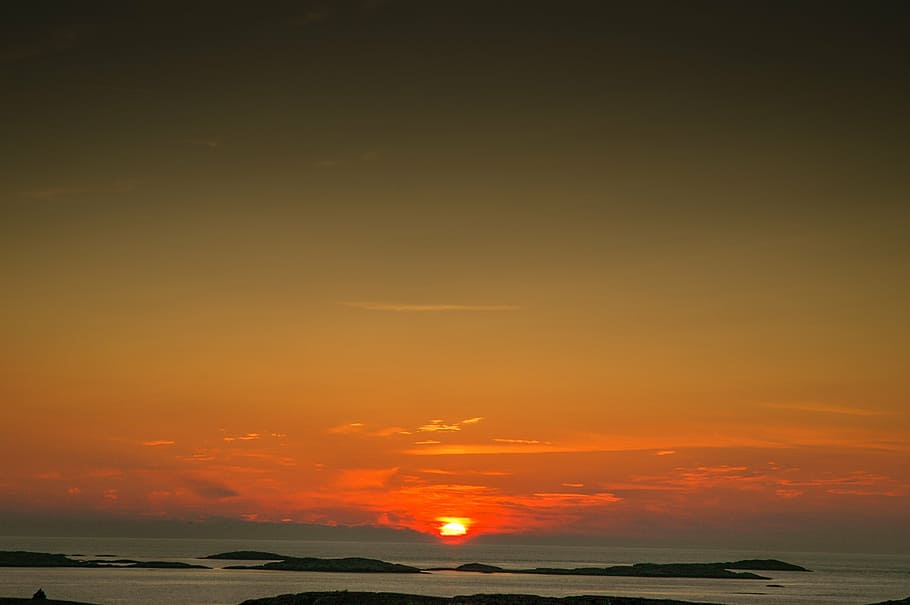 posta de sol, cel, tarda, a l'aire lliure, alba, mar, oceà, suècia, taronja, horitzó, Costa, paisatge, aigua, bohuslän, escenics - natura, bellesa a la natura, horitzó sobre l’aigua, tranquil·litat, escena tranquil·la, naturalesa, color taronja, idíl·lic, platja, terra, sol, cap gent, núvol - cel, remot, 2K