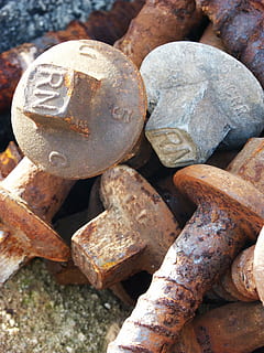 skruer, pathways, tog, sveller, oxid, rusten, metal, tæt på, ingen mennesker, gammel, dag, nedgang, forringelse, udendørs, fokus på forgrunden, kørt ned, høj vinkel visning, stilleben, forladt, beskadiget, forvitret, forældet, Bolt, solid, stor gruppe af objekter, kompatibilitet, 4K, CC0, offentligt domæne, royaltyfrie