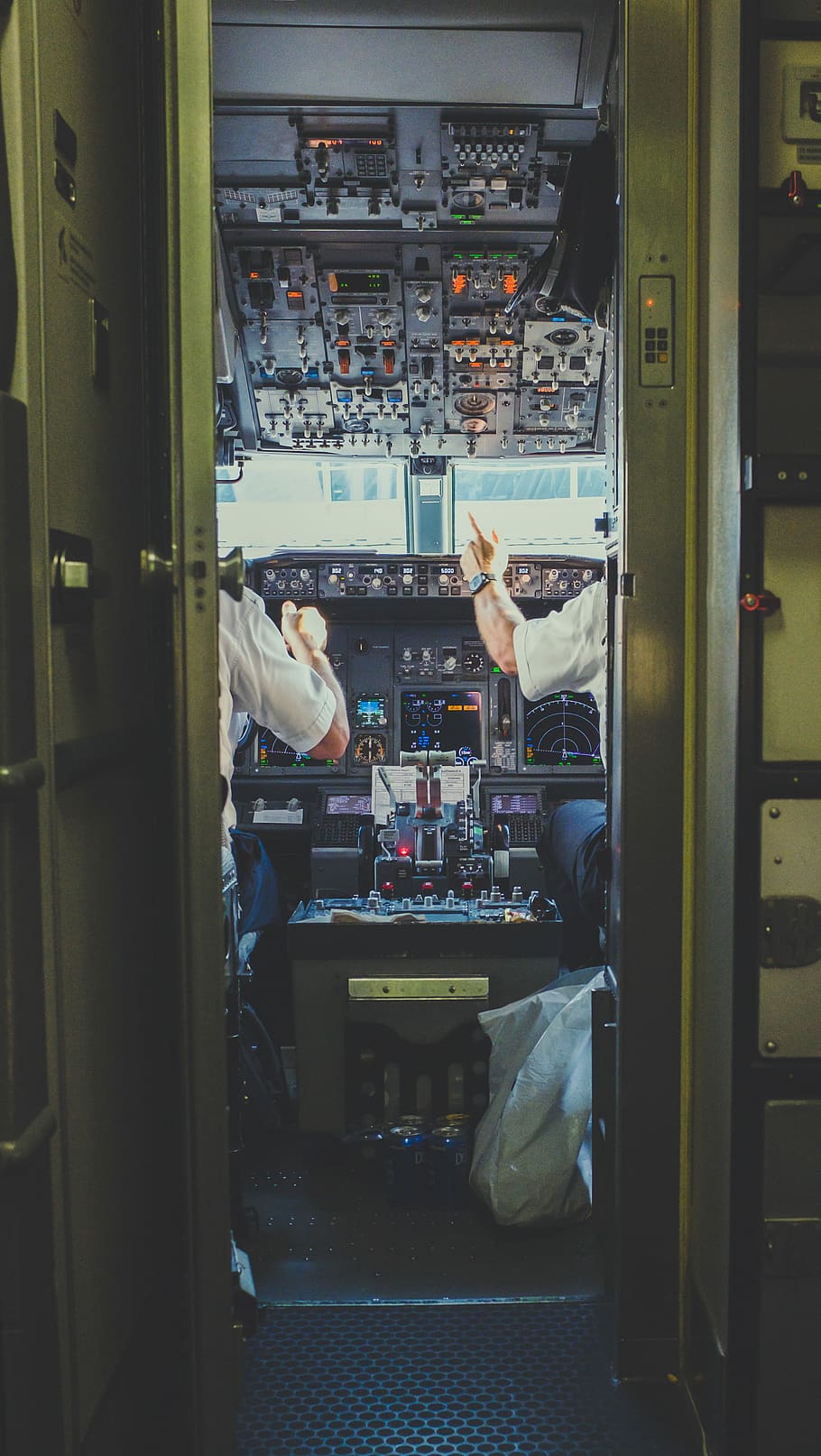 pilot, copilot, endins, cabina de l'avió, dos, avió, cabina, controls, assenyalant, finestra, porta, obert, avions, instruments, jet, control, aviació, volar, persones reals, transport, interior del vehicle, manera de transport, viatjar, homes, gent, a l'interior, assegut, ocupació, il·luminat, vidre - material, transparent, arquitectura, seient, transport públic, estils de vida, viatge, dues persones, 4K