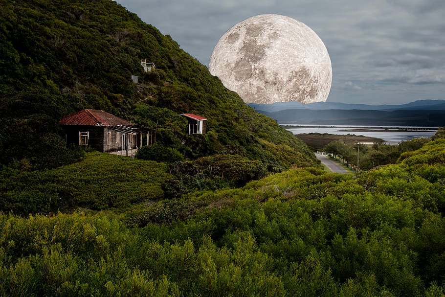 casa, penya-segat, lluna, distància, durant el dia, supermoon, lluna plena, llum de la lluna, nit, lunar, astronomia, sortida de la lluna, Moonset, espai, esfera, cel, cosmos, fase, cicle, mes, astrologia, rodó, celestial, univers, marea de primavera, misteriós, fantasmal, paisatge, escenics, escena tranquil·la, mar, naturalesa, arquitectura, cap gent, a l'aire lliure, planta, bellesa a la natura, escenics - natura, muntanya, terra, estructura construïda, arbre, tranquil·litat, exterior de l'edifici, color verd, edifici, núvol - cel, 5K