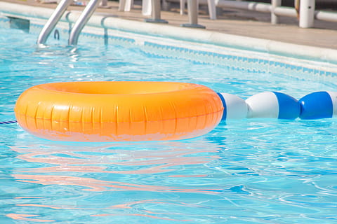 pool, uden for, vand, flyde, svømmepøl, svømning, blå, sport, sjovt, sommer, våd, barn, oppustelige, fritidsaktivitet, flydende, flyder på vandet, ingen mennesker, natur, dag, slange, rør, orange farve, udendørs, fokus på forgrunden, havnefronten, sollys, poolen, 5K, CC0, offentligt domæne, royaltyfrie