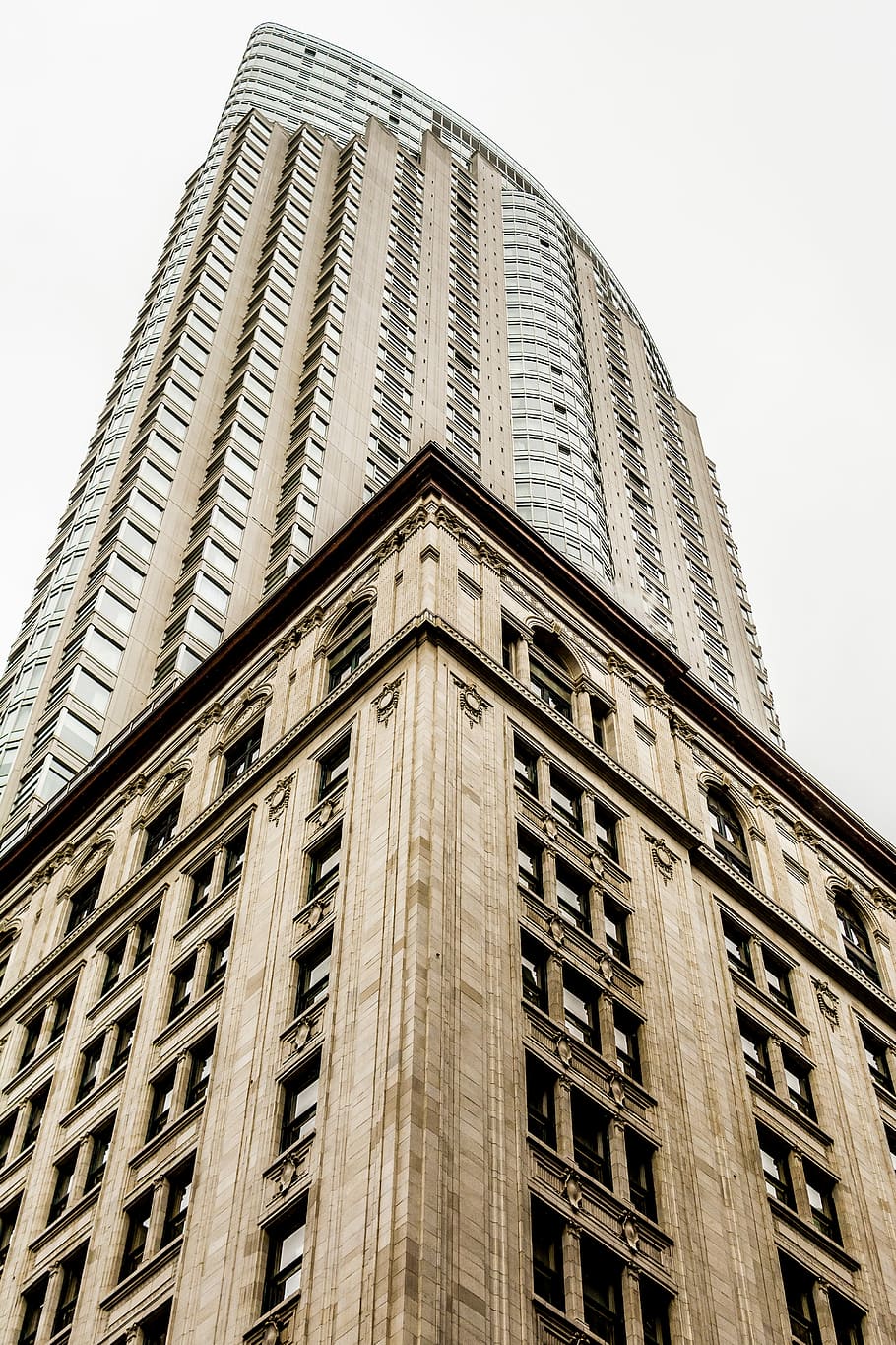 marró, pintat, edifici, ennuvolat, dia, gratacels, arquitectura, estructura construïda, exterior de l'edifici, edifici d'oficines, escena urbana, EUA, modern, ciutat, arquitectura i edificis, torre, alta - alta, districte del centre de la ciutat, cap gent, vista d’angle baix, nova York, negocis, exterior d’edifici d’oficines, cel, finestra, oficina, destinacions de viatge, naturalesa, a l'aire lliure, història, districte financer, 5K