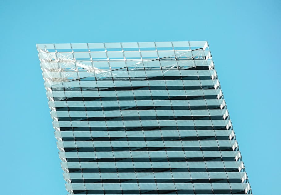 clair, bâtiment en verre, bleu, ciel, ver, s, œil, vue, verre, haute, monter, bâtiment, architecture, structure, abstrait, escalier, personne, acier, fermer, journée, ciel clair, en plein air, faible angle de vue, structure construite, extérieur du bâtiment, extérieur d'immeuble de bureaux, la nature, lumière du soleil, Bureau, ville, ensoleillé, modèle, moderne, espace de copie, gratte ciel, fond bleu, couleur turquoise, 2K