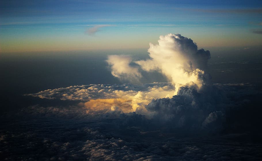 fotografia de núvols blancs, aèria, vista, cloudformation, núvols de tempesta, núvols, naturalesa, #naturalesa, núvol - cel, bellesa a la natura, cel, cap gent, escenics - natura, medi ambient, vista aèria, a l'aire lliure, aigua, terra, erupció, fum - estructura física, mar, geologia, paisatge, escena tranquil·la, volcà, poder a la natura, cràter volcànic, 5K