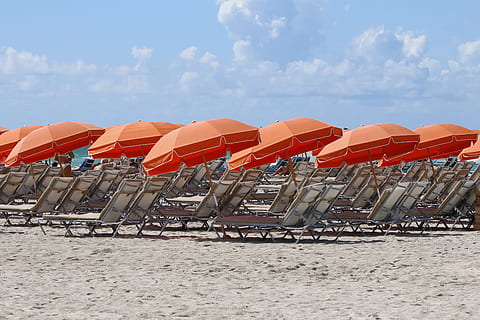 Orange, Strand, Hut, Sommer-, Sol, Hitze, Strandhut, Himmel, in einer Reihe, Stuhl, Sand, Natur, Sitz, wolke - himmel, Tag, Seite an Seite, Land, Abwesenheit, Lounge-Sessel, Anordnung, draußen, Wiederholung, große gruppe von gegenständen, keine Leute, Auftrag, Fülle, 2K, CC0, gemeinfrei, lizenzfrei