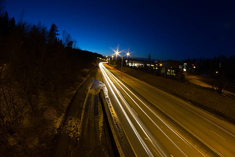 lehké kolejnice, světlo, večer, stemini, noc, Norsko, svítí, světlo stezka, pohyb, dlouhé expozice, přeprava, Rychlost, silnice, město, ulice, Dálnice, rozmazaný pohyb, nebe, vysoký úhel pohledu, architektura, Příroda, provoz, pouliční osvětlení, světlomet, způsob dopravy, nikdo, venku, více pruhu dálnice, panoráma města, světlo vozidla, 4K, CC0, veřejná doména, bez autorských práv