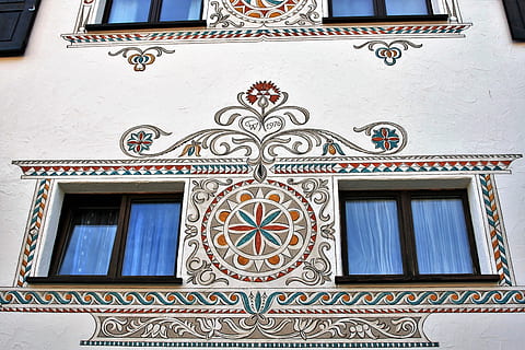 vinduet, facade, stil, alpine, skodder, farverig, hus, arkitektur, kalkmalerier, malet, Kamienica, mur af huset, bygning, facaden af ​​huset, håndmalet, landets stil, bygget struktur, bygning udvendig, vindue, lav vinkel visning, ingen mennesker, mønster, Kunst og håndværk, dag, design, religion, kreativitet, tro, glas - materiale, spiritualitet, farvede glas, sted for tilbedelse, udsmykkede, murbygningsfunktion, blomstermønster, vægmaleri, glas, 2K, CC0, offentligt domæne, royaltyfrie